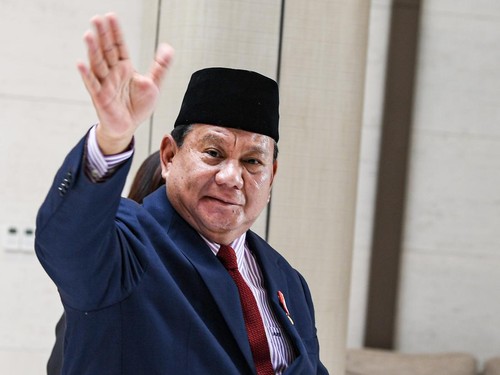 Presiden Prabowo Subianto memberi hormat dari atas pesawat saat akan bertolak menuju China di Pangkalan TNI AU Halim Perdanakusama, Jakarta, Jumat (8/11/2024). Prabowo akan melakukan kunjungan perdananya ke beberapa negara diantaranya untuk menghadiri Konferensi Tingkat Tinggi (KTT) APEC di Peru, KTT G20 di Brasil, KTT G7 serta menerima undangan dari pemerintah Tiongkok, pemerintah Amerika Serikat dan pemerintah Inggris. ANTARA FOTO/Muhammad Adimaja/nym.