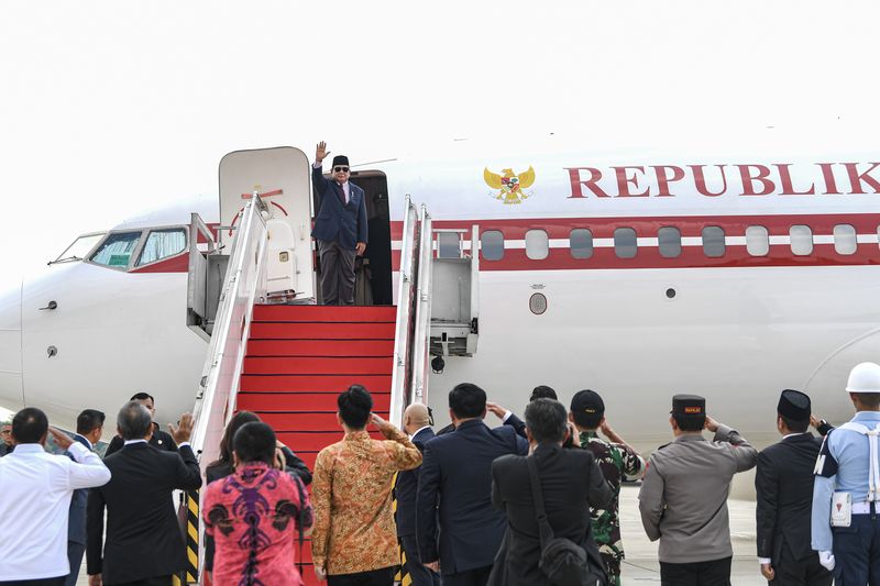 Presiden Prabowo Subianto memberi hormat dari atas pesawat saat akan bertolak menuju China di Pangkalan TNI AU Halim Perdanakusama, Jakarta, Jumat (8/11/2024). Prabowo akan melakukan kunjungan perdananya ke beberapa negara diantaranya untuk menghadiri Konferensi Tingkat Tinggi (KTT) APEC di Peru, KTT G20 di Brasil, KTT G7 serta menerima undangan dari pemerintah Tiongkok, pemerintah Amerika Serikat dan pemerintah Inggris. ANTARA FOTO/Muhammad Adimaja/nym.