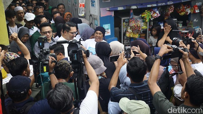 Momen Ridwan Kamil Blusukan ke Permukiman Padat Pulo Gadung Calon Gubernur Jakarta nomor urut 1, Ridwan Kamil blusukan di permukiman padat penduduk di Kayu Putih, Pulo Gadung, Jakarta Timur, Jumat (8/11/2024). Begini momennya.