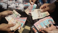 Warga yang bisa membeli sembako murah itu harus sudah mendapatkan kupon.  
