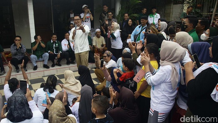 Momen Ridwan Kamil Blusukan ke Permukiman Padat Pulo Gadung Calon Gubernur Jakarta nomor urut 1, Ridwan Kamil blusukan di permukiman padat penduduk di Kayu Putih, Pulo Gadung, Jakarta Timur, Jumat (8/11/2024). Begini momennya.