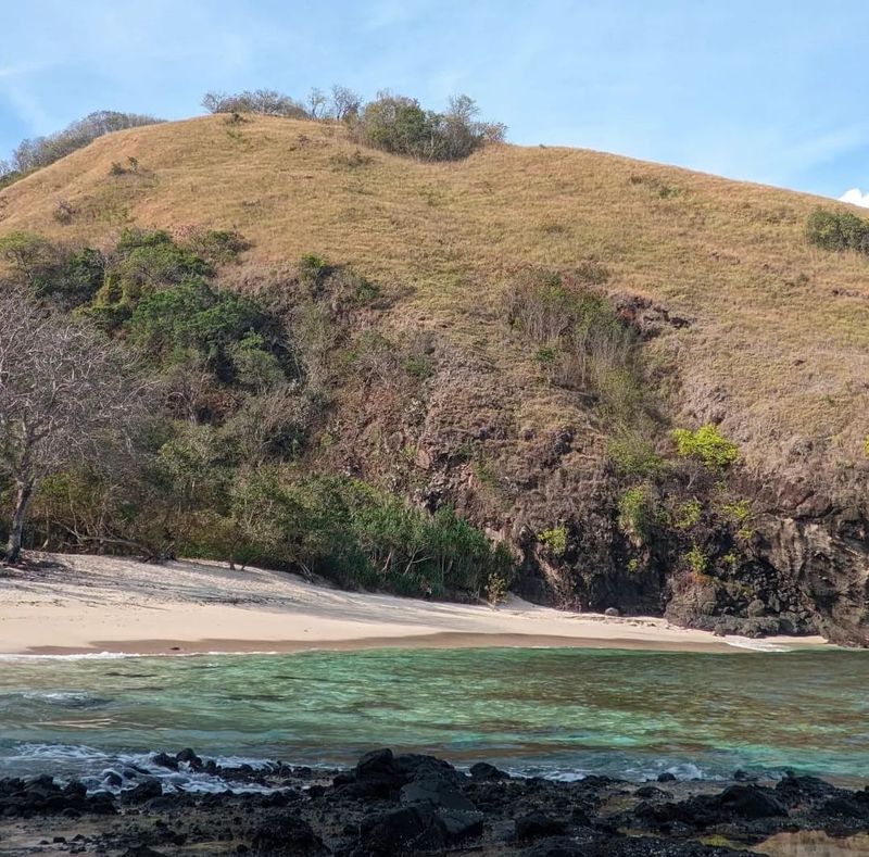 Pantai Beta di Maumere, Kabupaten Sikka, NTT. (Instagram @oliviaata__)