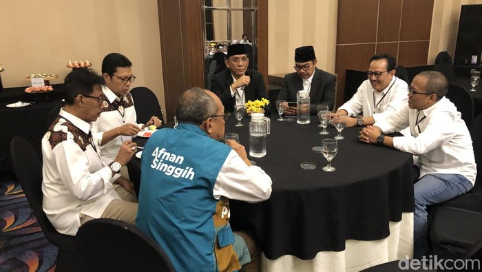 Para paslon Pilkada Jogja berada di ruang transit jelang debat, Jumat (8/11/2024).