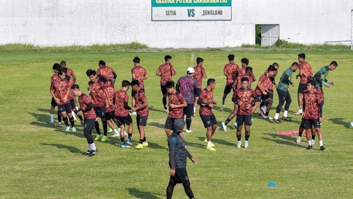 Para pemain Persela berlatih saat jeda kompetisi Liga 2
