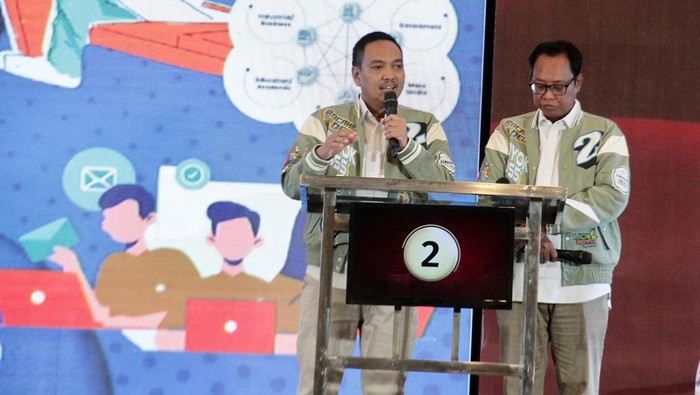 Pasangan Calon Wali Kota dan Wakil Wali Kota Semarang, Yoyok Sukawi-Joko Santoso (Yoyok-Joss), dalam debat terbuka putaran kedua di Semarang, Jumat (8/11/2024).