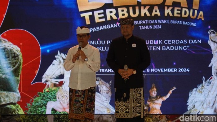 Paslon bupati dan wakil bupati Badung nomor urut 2, I Wayan Adi Arnawa-I Bagus Alit Sucipta saat debat kedua Pilbup Badung 2024, Jumat (8/11/2024). (Foto: Agus Eka/detikBali)