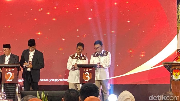 Paslon nomor 3, Afnan Hadikusumo dan Singgih Raharjo saat debat Pilkada Jogja, Jumat (8/11/2024).