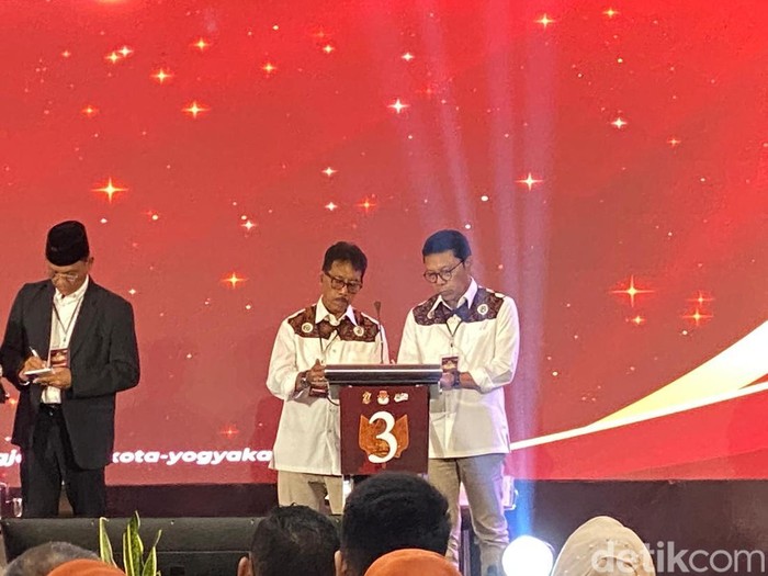 Paslon nomor 3, Afnan Hadikusumo dan Singgih Raharjo saat debat Pilkada Jogja, Jumat (8/11/2024).