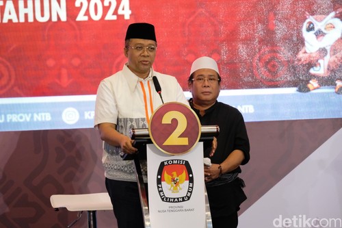 Paslon nomor urut 2 Zulkieflimansyah-Muhammad Suhaili Fadhil Thohir (Zul-Uhel) saat debat kedua Pilgub NTB di Mataram, Jumat (8/11/2024) malam. (Foto: Ahmad Viqi/detikBali)