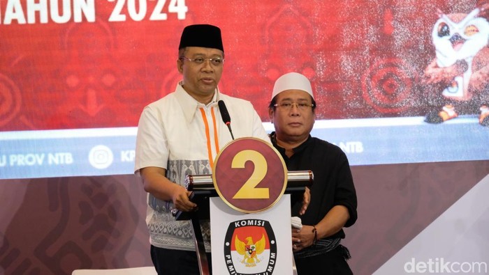 Paslon nomor urut 2 Zulkieflimansyah-Muhammad Suhaili Fadhil Thohir (Zul-Uhel) saat debat kedua Pilgub NTB di Mataram, Jumat (8/11/2024) malam. (Foto: Ahmad Viqi/detikBali)