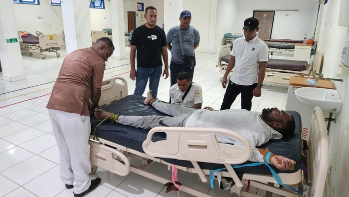 PB, yang diduga intel OPM saat menjalani pemeriksaan kesehatan di Jayapura.
