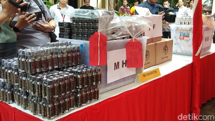 Penampakan produk skincare berbahan berbahaya yang diamankan Polda Sulsel.