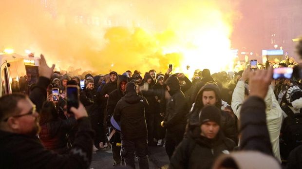 Pendukung Maccabi Tel Aviv asal Israel berdemonstrasi dan menyalakan suar di Amsterdam, Belanda, 7 November 2024, dalam tangkapan layar yang diperoleh dari video media sosial. (Michel Van Bergen/via REUTERS)