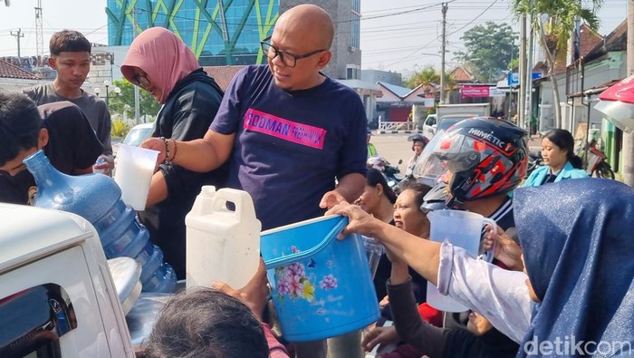 Pengepul susu bagi=bagi susu segar gratis ke masyarakat di Simpang Lima Boyolali, Jumat (8/11/2024).
