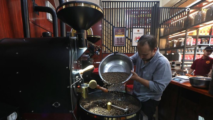 Pekerja mengolah biji kopi arabika gayo (Coffea arabica L) untuk dipasarkan di tempat pengolahan Aqilla Coffee, Ulee Kareng, Banda Aceh, Aceh, Jumat (8/11/2024). Biji kopi arabika gayo yang didatangkan dari Kabupaten Aceh Tengah, Bener Meriah dan Gayo Lues itu dipasarkan di wilayah Aceh dan sejumlah daerah dengan harga Rp220.000 hingga Rp400.000 per kilogram tergatung jenis dan proses pascapanen. ANTARA FOTO/Irwansyah Putra/wpa.