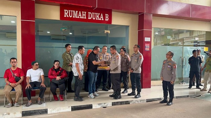Penyerahan jenazah korban kebakaran pabrik di Bekasi di RS Polri Kramat Jati