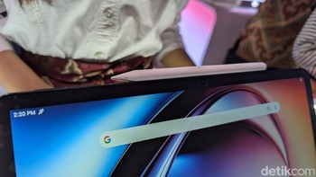 Itel VistaTab 30 Pro dirancang untuk hiburan dan produktivitas, karena itu tablet ini sudah dilengkapi dengan keyboard dan stylus. Foto: Virgina Maulita Putri/detikINET