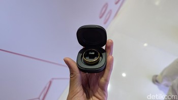 Itel Ring di dalam charging case-nya yang dapat menyediakan daya hingga 60 hari. Foto: Virgina Maulita Putri/detikINET
