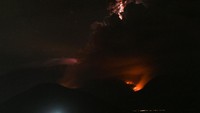 Badan Geologi Kementerian Energi dan Sumber Daya Mineral memperluas radius bahaya dari tujuh kilometer menjadi delapan kilometer di beberapa lokasi khususnya di sektor barat laut dan barat daya pascameningkatnya aktivitas erupsi Gunung Lewotobi Laki-laki pada Kamis (7/11). 