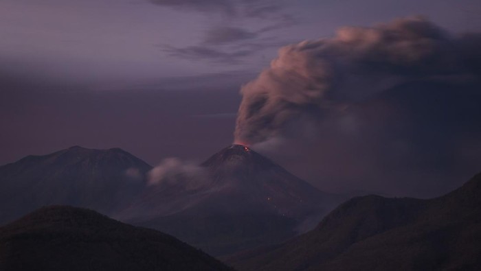 Gunung Lewotobi Laki-laki mengeluarkan material vulkanik saat tampak dari Desa Lewolaga di Titehena, Kabupaten Flores Timur, Nusa Tenggara Timur, Jumat (8/11/2024). Badan Geologi Kementerian Energi dan Sumber Daya Mineral memperluas radius bahaya dari tujuh kilometer menjadi delapan kilometer di beberapa lokasi khususnya di sektor barat laut dan barat daya pascameningkatnya aktivitas erupsi Gunung Lewotobi Laki-laki pada Kamis (7/11). ANTARA FOTO/Aditya Pradana Putra/nym.