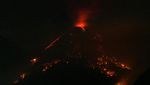 Momen Gunung Lewotobi Laki-laki Muntahkan Lava Pijar