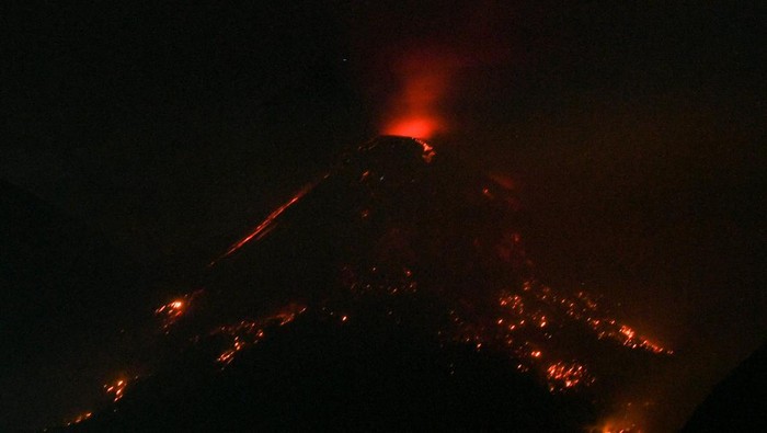 Gunung Lewotobi Laki-laki mengeluarkan material vulkanik saat tampak dari Desa Lewolaga di Titehena, Kabupaten Flores Timur, Nusa Tenggara Timur, Jumat (8/11/2024). Badan Geologi Kementerian Energi dan Sumber Daya Mineral memperluas radius bahaya dari tujuh kilometer menjadi delapan kilometer di beberapa lokasi khususnya di sektor barat laut dan barat daya pascameningkatnya aktivitas erupsi Gunung Lewotobi Laki-laki pada Kamis (7/11). ANTARA FOTO/Aditya Pradana Putra/nym.