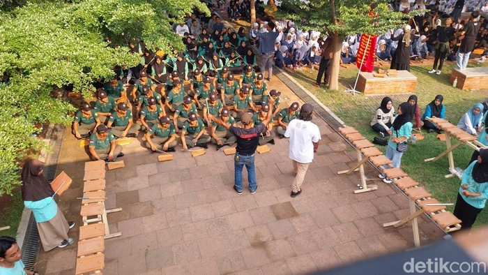 Persiapan festival Rampak Genteng 2024.