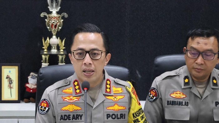 Personel Bidang Humas Polda Metro Jaya diberikan pelatihan untuk meningkatkan kemampuan dalam dokumentasi di lapangan.