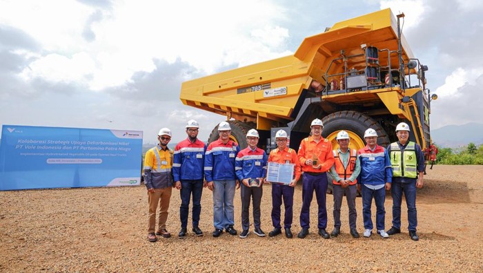 Pertamina Pasok BBM Ramah Lingkungan buat Truk Tambang PT Pertamina Patra Niaga menggenjot penggunaan bahan bakar ramah lingkungan di berbagai sektor usaha, seperti tambang. Upaya ini salah satunya dilakukan melalui penyediaan Hydrotreated Vegetable Oil (HVO) atau Pertamina Renewable Diesel untuk operasional PT Vale Indonesia Tbk.