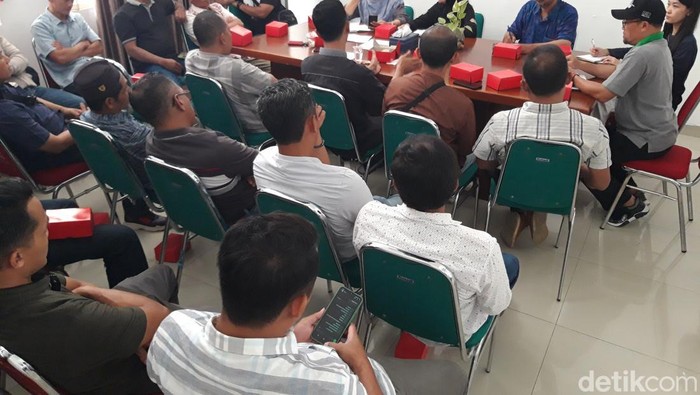Peternak dan pengepul susu audiensi dengan Kepala Disnakan Boyolali, di kantor Disnakan, Jumat (8/11/2024).