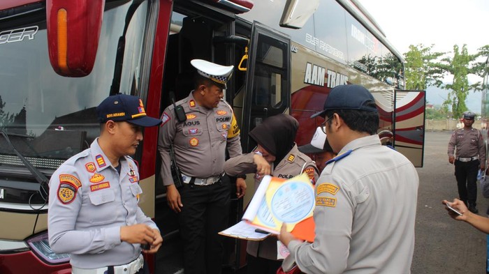 Petugas gabungan melakukan ramp check kendaraan umum untuk minimalisir kecelakaan