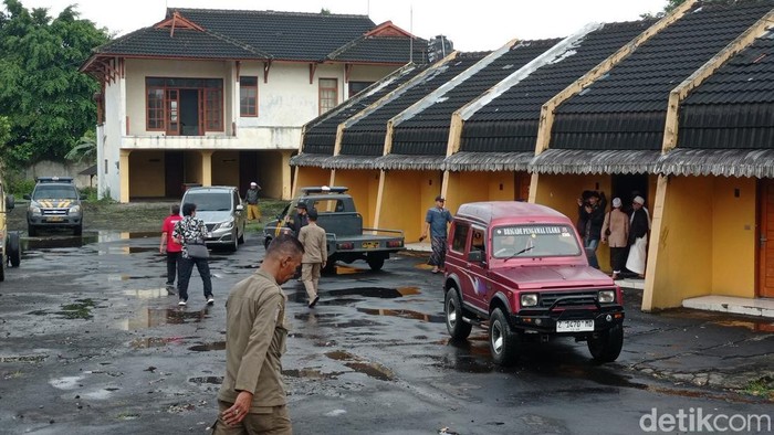 Petugas gabungan tengah merazia kosan dan hotel di wilayah Kecamatan Mangkubumi.