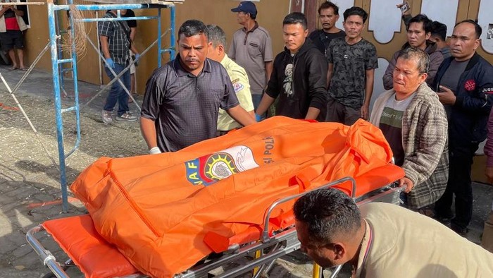 Petugas kepolisian saat mengevakuasi jasad korban. (Dok. Polres Tanah Karo)