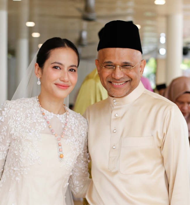 Melalui akun Instagram pribadinya ayah Mirzan, Meer Habib, yang kini juga telah menjadi mertua Pevita tampak membagikan beberapa foto kedekatannya dengan menantunya tersebut. Terlihat keduanya yang sempat berpose bersama sambil tersenyum bahagia ke arah kamera. Foto: Instagram/@meer.habib