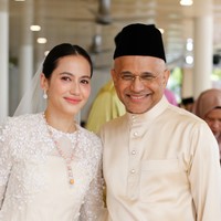 Melalui akun Instagram pribadinya ayah Mirzan, Meer Habib, yang kini juga telah menjadi mertua Pevita tampak membagikan beberapa foto kedekatannya dengan menantunya tersebut. Terlihat keduanya yang sempat berpose bersama sambil tersenyum bahagia ke arah kamera. Foto: Instagram/@meer.habib