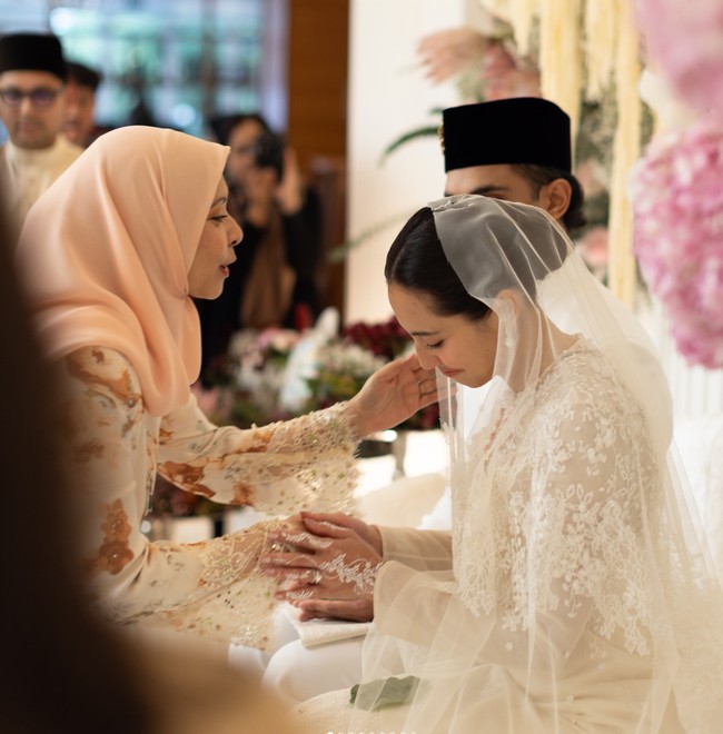 Dalam unggahannya tersebut Meer Habib dan istrinya meengaku senang bisa menyambut Pevita sebagai menantu di keluarga mereka. Zarida dan saya dengan senang hati menyambut Pevita Pearce sebagai menantu perempuan kami. Ini bukan sekadar perayaan pernikahan, tetapi penyatuan 2 keluarga dan budaya (Malaysia - Indonesia - Wales), tulisnya. Foto: Instagram/@meer.habib