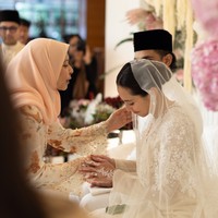 Dalam unggahannya tersebut Meer Habib dan istrinya meengaku senang bisa menyambut Pevita sebagai menantu di keluarga mereka. Zarida dan saya dengan senang hati menyambut Pevita Pearce sebagai menantu perempuan kami. Ini bukan sekadar perayaan pernikahan, tetapi penyatuan 2 keluarga dan budaya (Malaysia - Indonesia - Wales), tulisnya. Foto: Instagram/@meer.habib