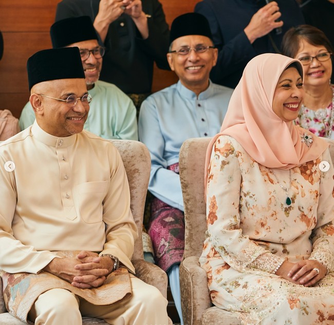 Di acara pernikahan anaknya, Meer Habib dan istrinya, Zarida terlihat tampil kompak mengenakan busana berwarna coklat. Meer Habib tampil mengenakan baju Melayu lengkap dengan beskap di kepalanya.  Foto: Instagram/@meer.habib