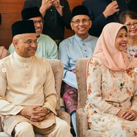 Di acara pernikahan anaknya, Meer Habib dan istrinya, Zarida terlihat tampil kompak mengenakan busana berwarna coklat. Meer Habib tampil mengenakan baju Melayu lengkap dengan beskap di kepalanya.  Foto: Instagram/@meer.habib