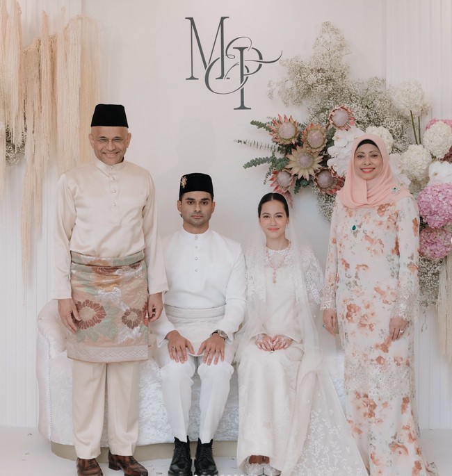 Tampil senada, istri Meer Habib memilih mengenakan dress panjang motif floral. Penampilannya itu dilengkapi dengan hijab berwarna peach. Foto: Instagram/@meer.habib