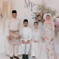 Tampil senada, istri Meer Habib memilih mengenakan dress panjang motif floral. Penampilannya itu dilengkapi dengan hijab berwarna peach. Foto: Instagram/@meer.habib