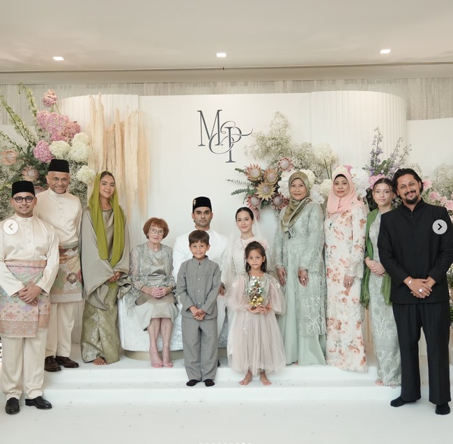 Potret kebersamaan keluarga besar Pevita Pearce dan Mirzan Meer. Terdiri dari berbagai suku dan budaya, keluarga besar Pevita dan Mirzan tampil kompak dalam balutan busana warna earth tone. Foto: Instagram/@meer.habib