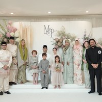 Potret kebersamaan keluarga besar Pevita Pearce dan Mirzan Meer. Terdiri dari berbagai suku dan budaya, keluarga besar Pevita dan Mirzan tampil kompak dalam balutan busana warna earth tone. Foto: Instagram/@meer.habib