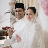 Pevita Pearce telah resmi dipersunting seorang pengusaha asal Malaysia, Mirzan Meer pada 20 Oktober 2024. Tak pernah mengumbar hubungan asmaranya, sosok Mirzan Meer dan keluarganya pun bikin banyak netizen penasaran. Foto: Instagram/@meer.habib