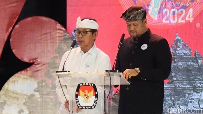 I Wayan Adi Arnawa-I Bagus Alit Sucipta saat debat kedua terbuka Pilbup Badung 2024, Jumat malam (8/11/2024). (Agus Eka)