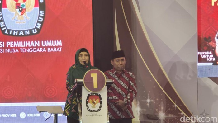 Paslon nomor urut 1 Sitti Rohmi Djalillah-Musyafirin saat debat terbuka kedua Pilgub NTB pada Jumat (8/11/2024). (Helmy Akbar / detikBali)