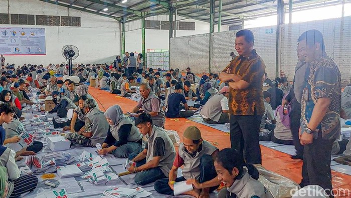 Pj Sekda Kota Bandung Dharmawan saat meninjau gudang KPU