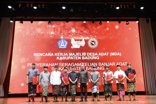 Plt Bupati Serahkan Seragam ke Kelian Banjar Adat Se-Kabupaten Badung
