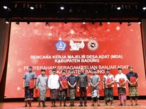 Plt Bupati Serahkan Seragam ke Kelian Banjar Adat Se-Kabupaten Badung