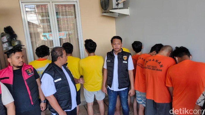 Polisi menangkap 8 orang tersangka terkait kasus jual-beli rekening penampungan judi online yang bermarkas di Cengkareng, Jakarta Barat.